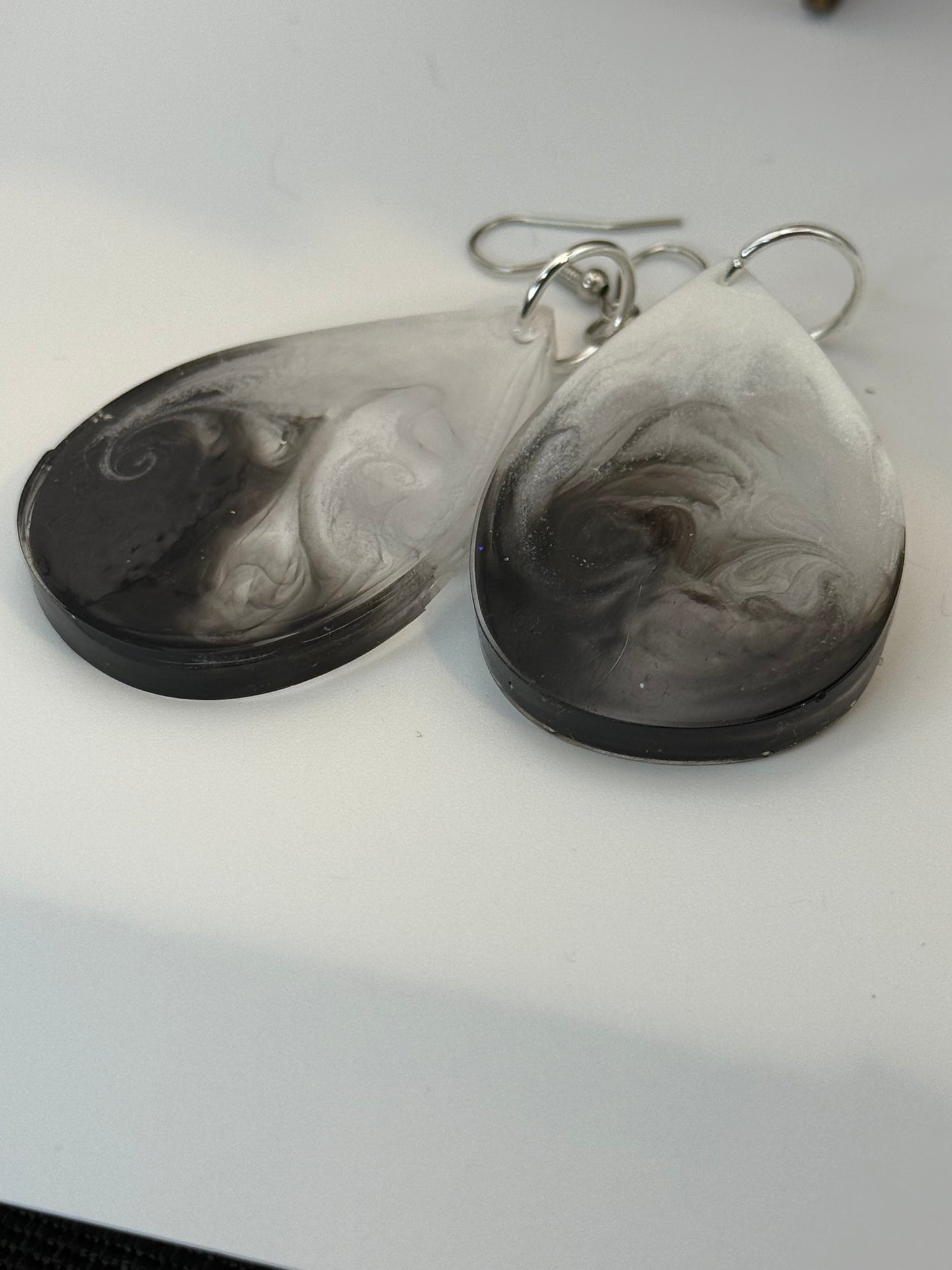 Black White Swirl Drop