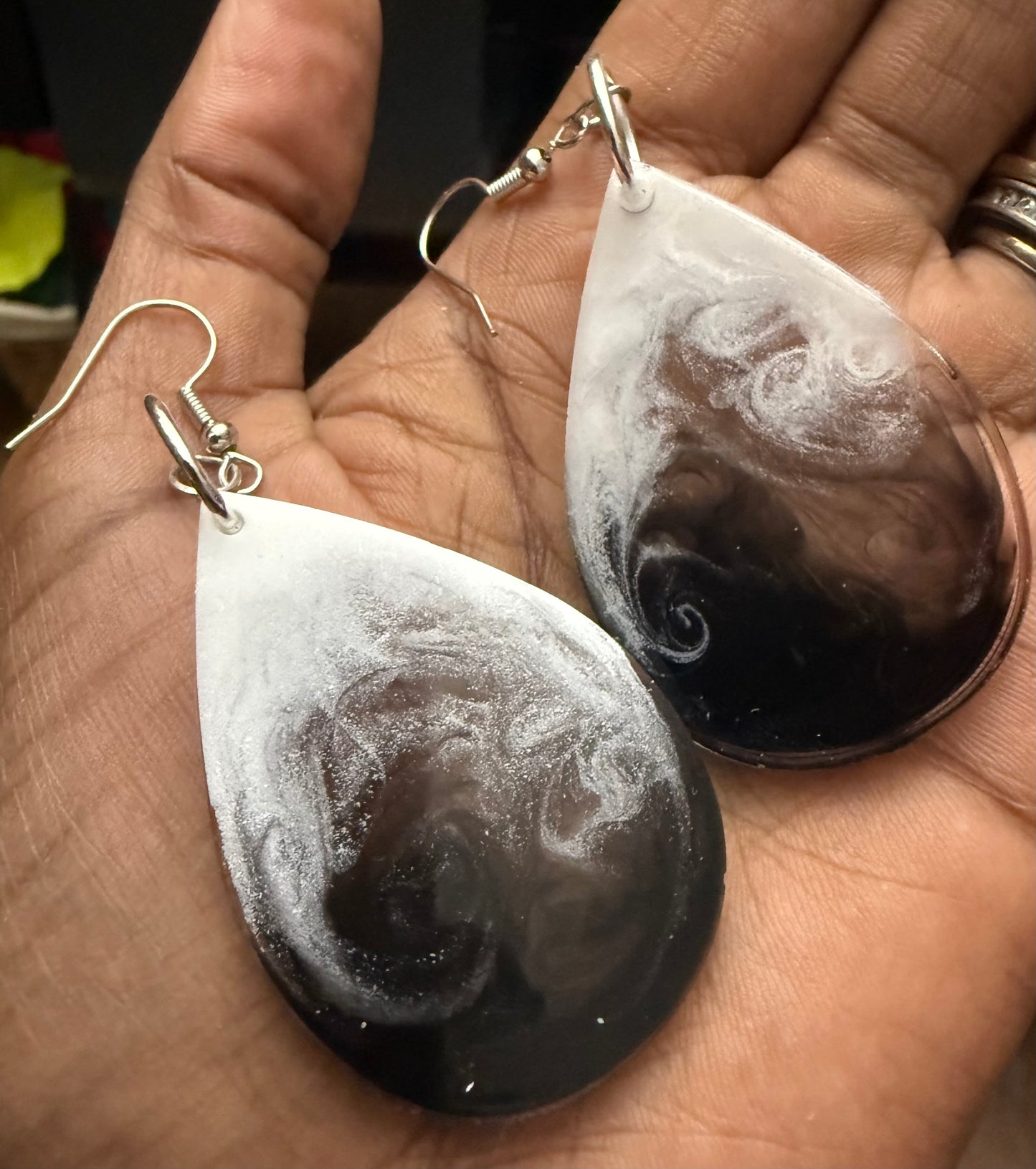 Black White Swirl Drop