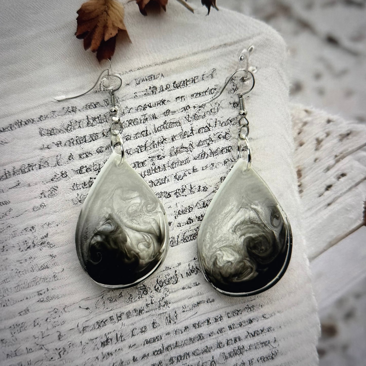 Black White Swirl Drop